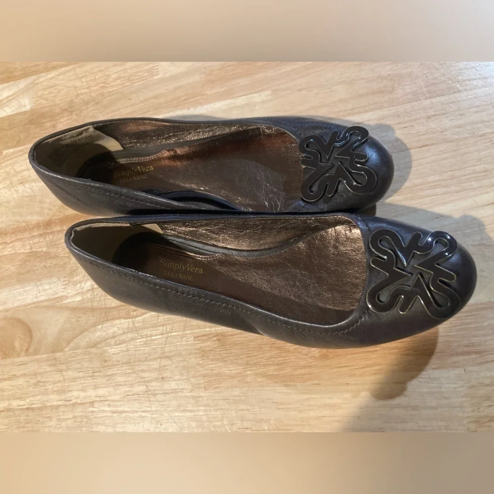 Simply Vera Wang flats in size 8 M. In great condition 🌺